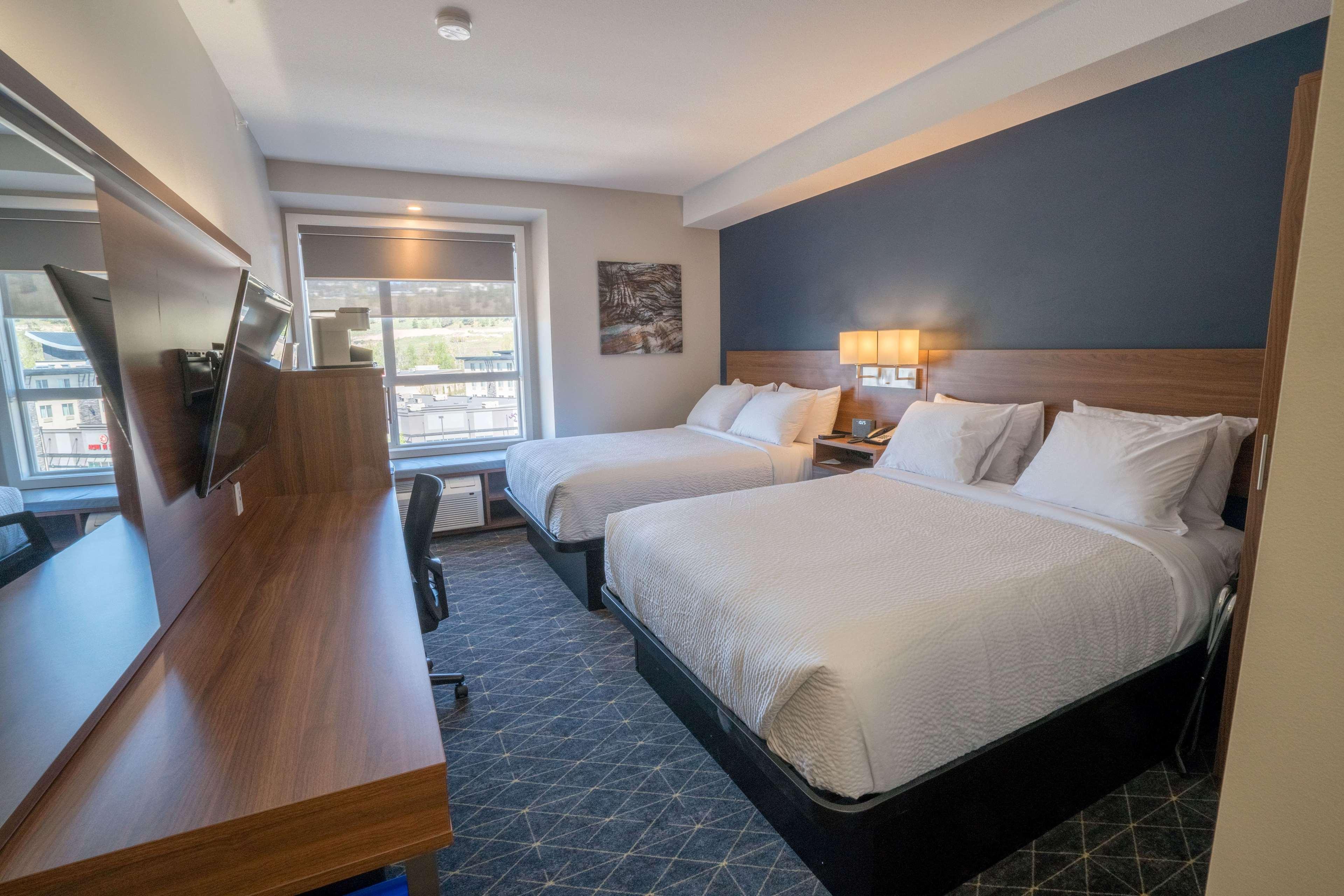 Microtel Inn & Suites By Wyndham Kelowna Exterior photo