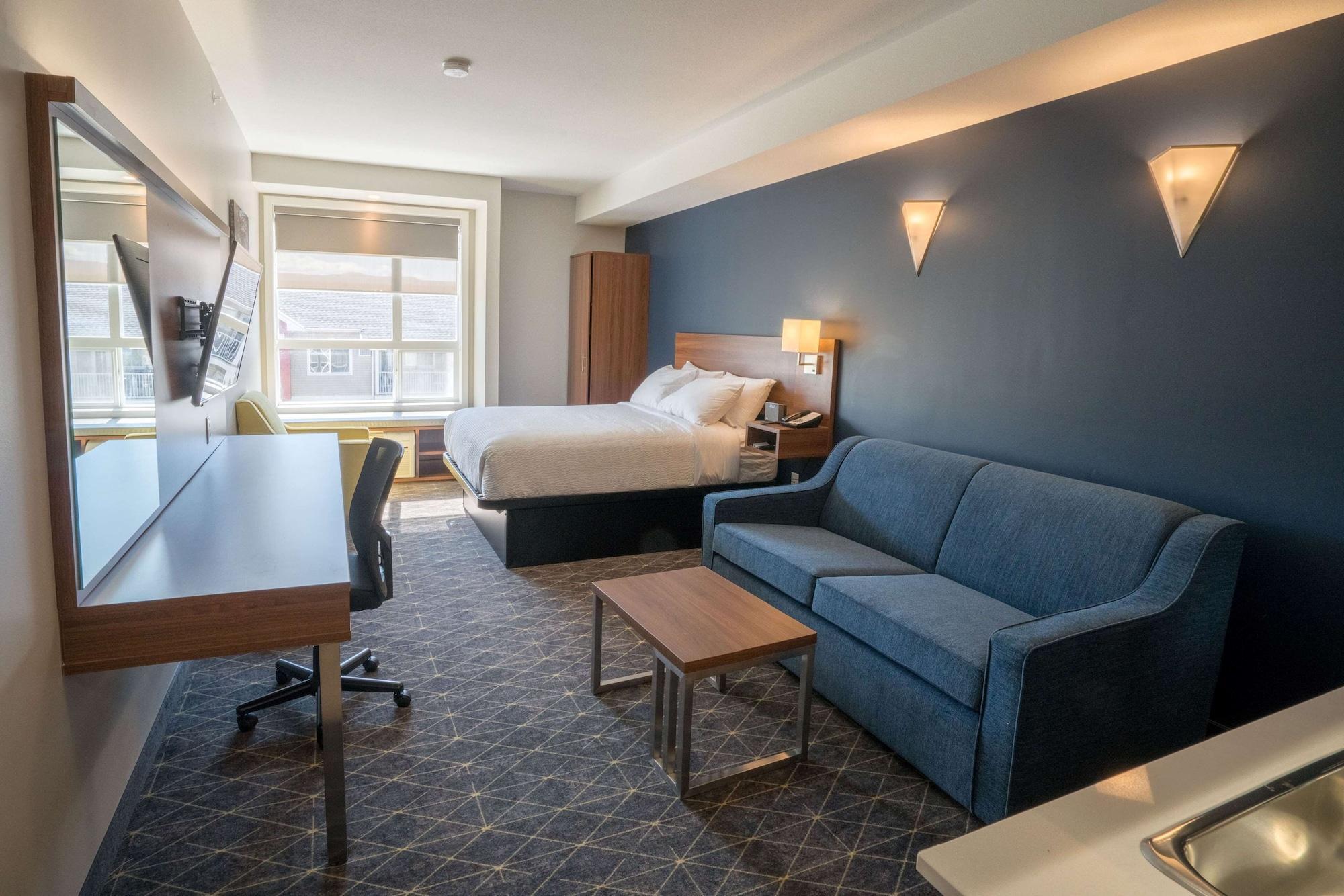 Microtel Inn & Suites By Wyndham Kelowna Exterior photo